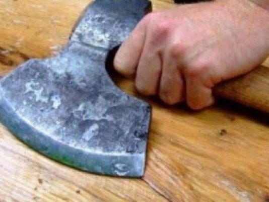 Axe-Wielding Man Attacks Cop at Delft SAPS!