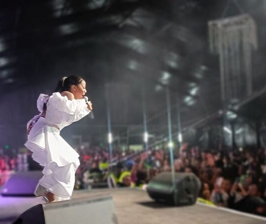 Angry Fans Want Kelly Khumalo Banned From Festivals Following Dramatic Performance