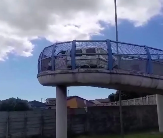 Video of bakkie stuck on pedestrian footbridge in Cape Town breaks the internet (WATCH VIDEO)