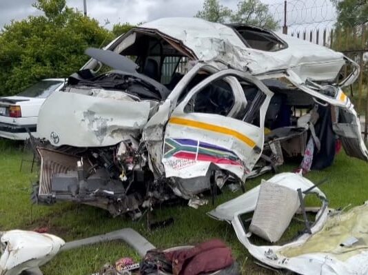 Zimbabwean driver flees from accident scene as head-on collision kills 17 people and spares 1 survivor in taxi in KZN (VIDEO & PICS)