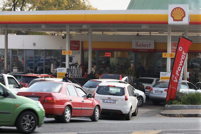 motorists-queue-fuel-petrol-service-station-johannesburg