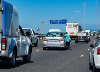 Smash-and-Grab Gone WRONG: Cape Town Driver Kidnaps Thief in Broad Daylight & Drags Him While Speeding Off (VIDEO)