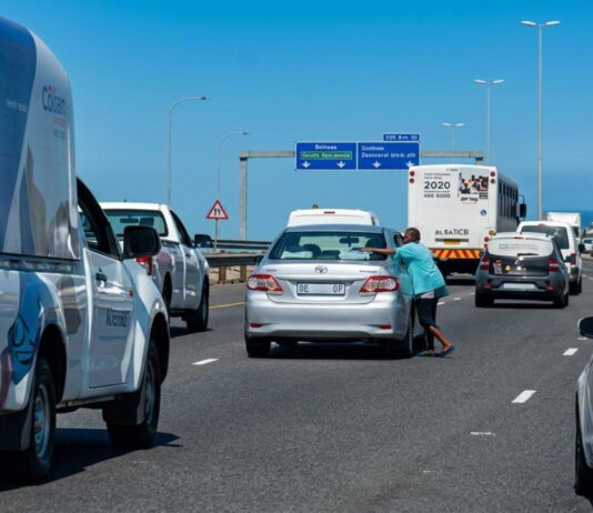 Smash-and-Grab Gone WRONG: Cape Town Driver Kidnaps Thief in Broad Daylight & Drags Him While Speeding Off (VIDEO)