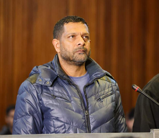 Mystery Deepens: No Bullet Holes Found in Khan’s Car After Late-Night Ambush – Handwritten Note Discovered at Scene of Shooting