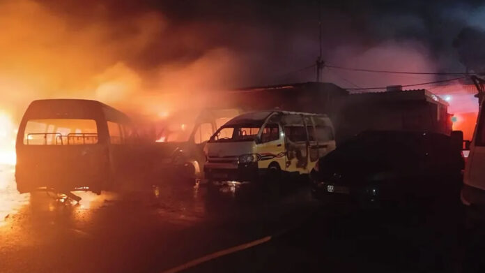 3 taxis set on fire at taxi rank